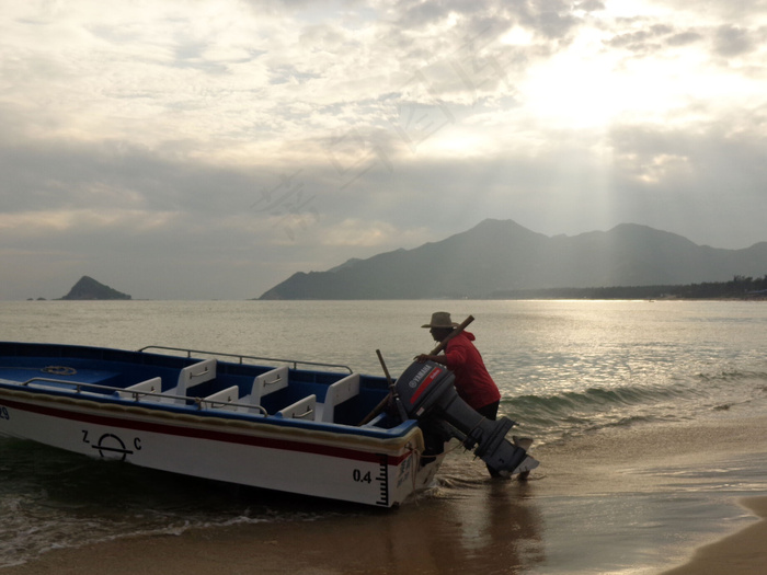 海滩上的船夫图片