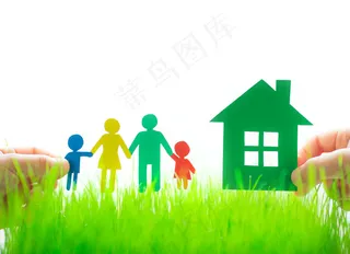 草地上的家庭剪纸小人图片