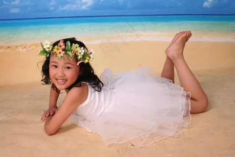 海滩边小女孩图片