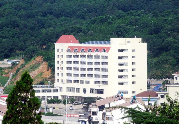 山角下的建筑图片