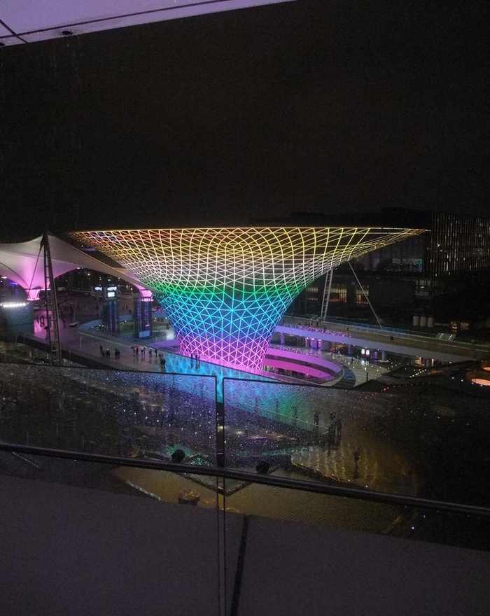 上海世博会中轴夜晚灯光图片