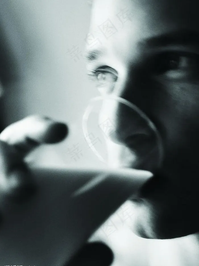 男性保养喝牛奶特写图片