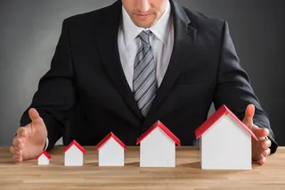 手拿储钱罐金币货币 理财保障商务金融财富增长主题