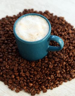 一堆咖啡豆和咖啡