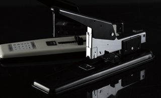 创意摄影订书机图片