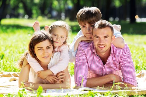 草地上趴着的幸福一家人图片