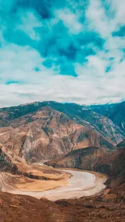 山下河流高清摄影图片