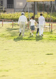 草地上玩耍的幸福一家图片