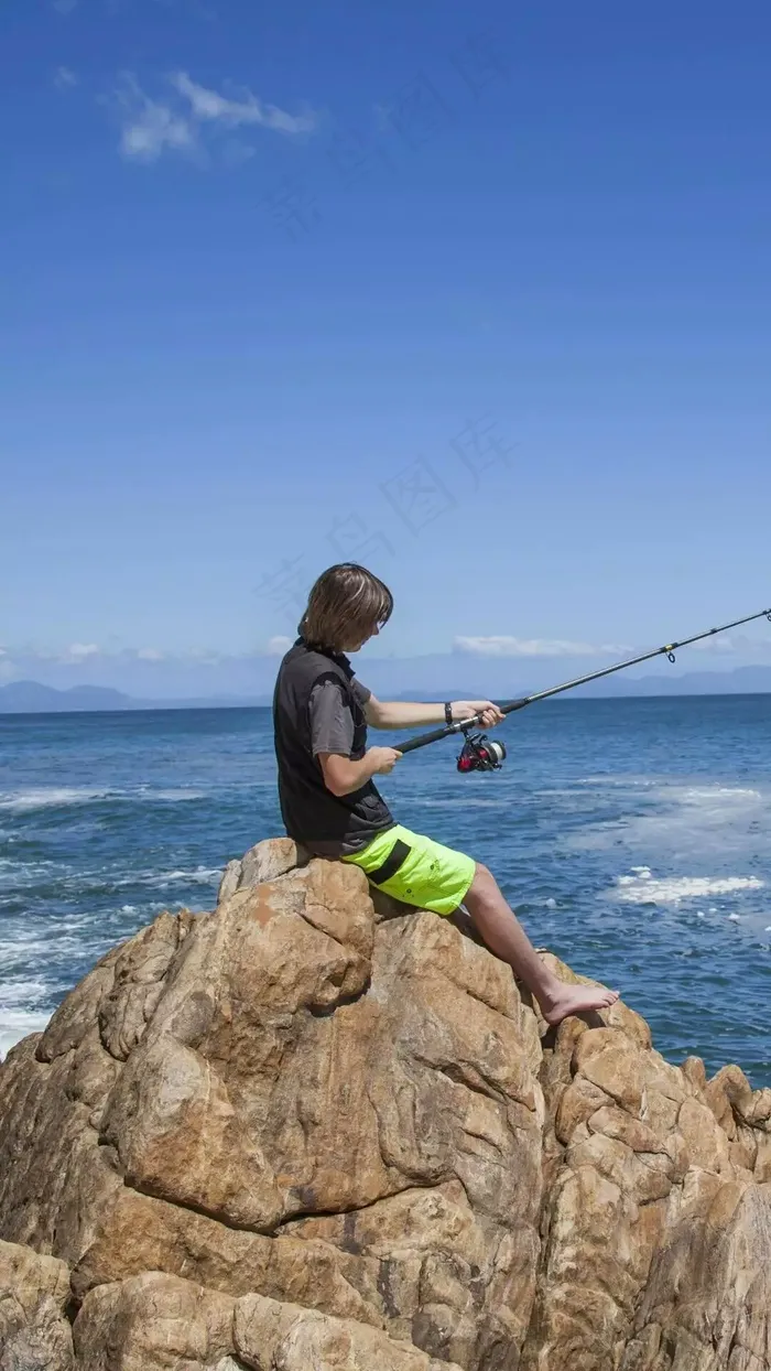在海边钓鱼的人高清摄影图片