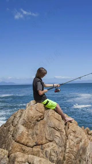在海边钓鱼的人高清摄影图片