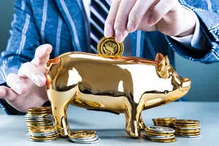 手拿储钱罐金币货币 理财保障商务金融财富增长主题