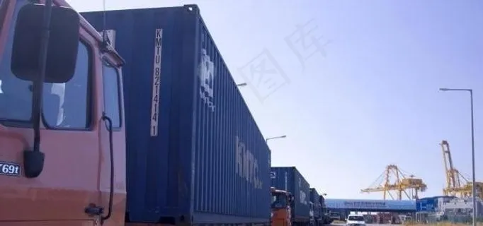 现代物流货运车队图片