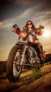 骑摩托车的外国美女高清摄影图片