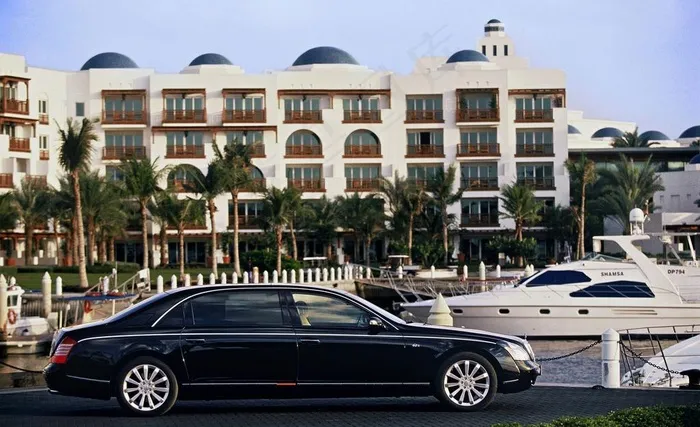 西式建筑和迈巴赫图片