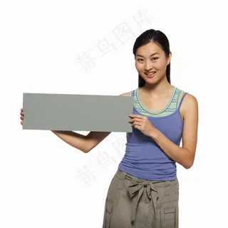 拿着空白广告牌的微笑美女图片