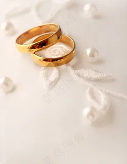 金戒指与珍珠背景图片 金戒指与珍珠背景图片