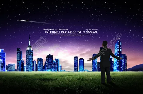 城市夜景前草地上的商务男士