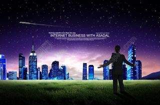 城市夜景前草地上的商务男士