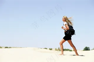沙滩美女图片
