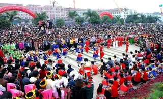 广西武鸣县壮族三月三歌圩跳竹竿舞