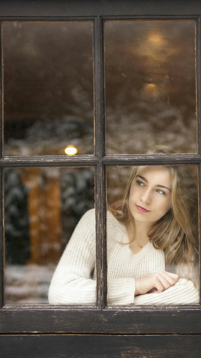窗户内的美女高清摄影图片
