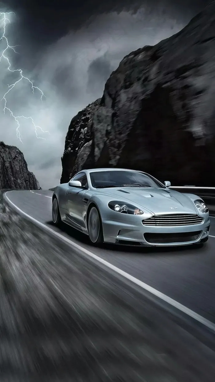 闪电下在公路上疾驰的汽车高清摄影图片