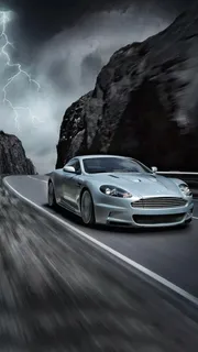 闪电下在公路上疾驰的汽车高清摄影图片