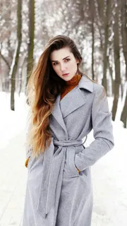 雪地上穿着长袍的外国美女高清摄影图片