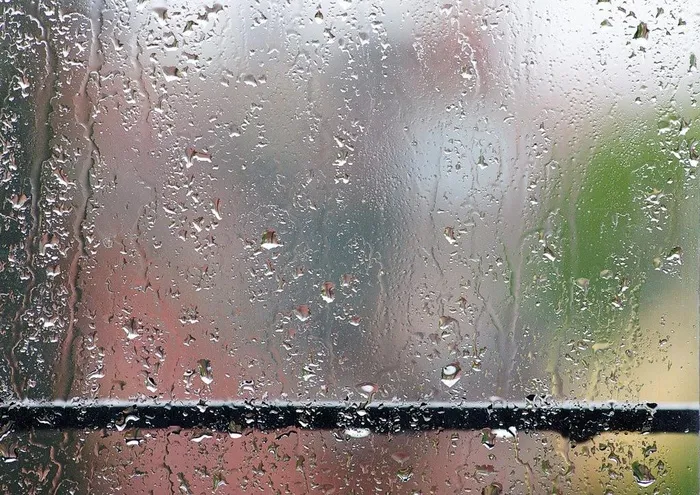 玻璃上的水珠图片