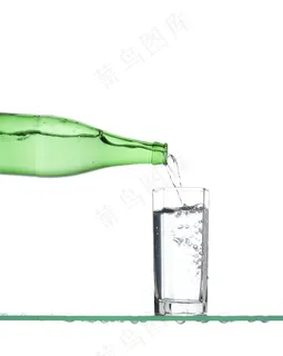 给杯子里面倒水图片 给杯子里面倒水图片