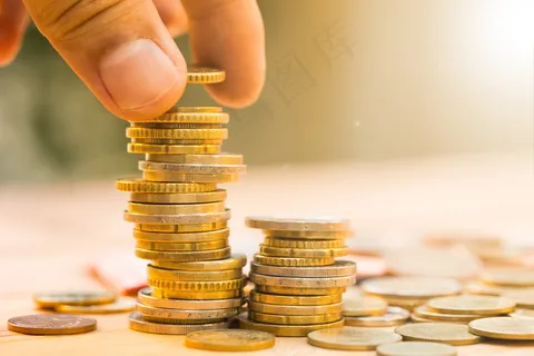 手拿储钱罐金币货币 理财保障商务金融财富增长主题 手拿储钱罐金币货币 理财保障商务金融财富增长主题