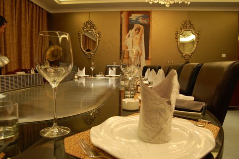 西式铁板烧红酒包房图片