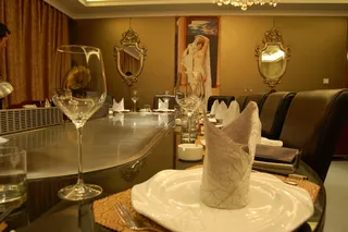 西式铁板烧红酒包房图片