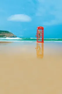 在沙滩上的电话亭影楼摄影背景图片 在沙滩上的电话亭影楼摄影背景图片