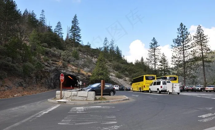 通向山洞的马路图片