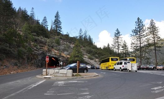 通向山洞的马路图片