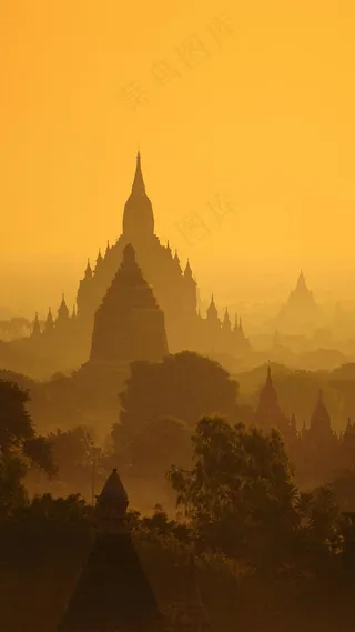 夕阳下的泰国建筑高清摄影图片