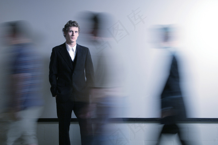 职业男人与行走的人图片
