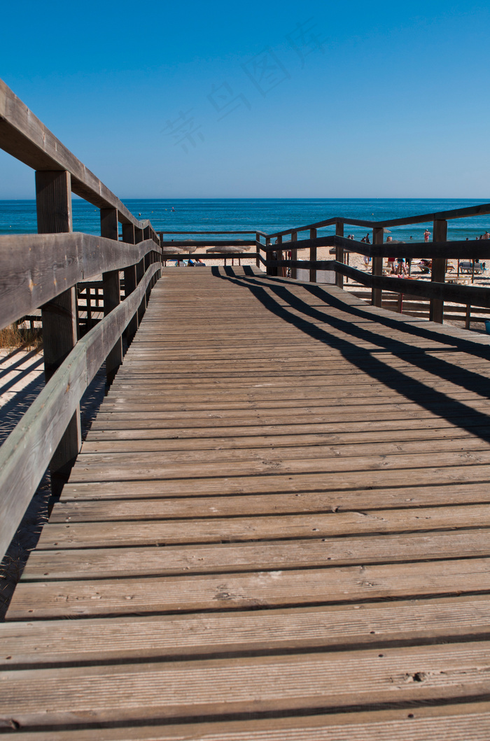 海滩上的木栈道