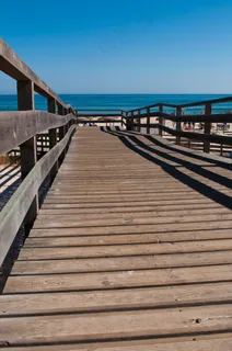 海滩上的木栈道