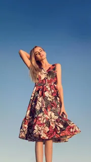 穿连衣裙的外国美女高清摄影图片