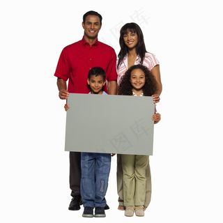拿着空白广告牌的一家人图片