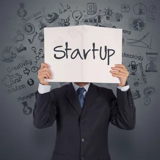 举着字母牌的商务男士