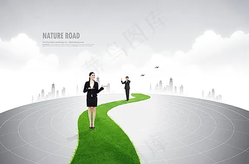 站在草地上的商务男女