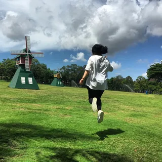 唯美草地上奔跑的女孩图片 唯美草地上奔跑的女孩图片