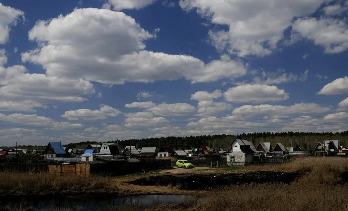 大草原上的奔驰电动车图片
