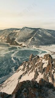 雪山下结冰的湖面高清摄影图片