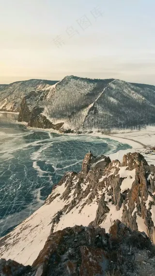 雪山下结冰的湖面高清摄影图片