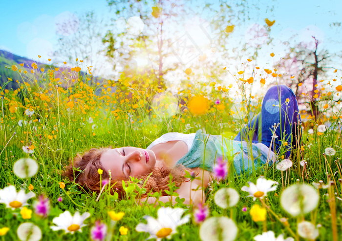睡在草地上的美女图片