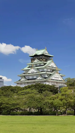 蓝天白云下的外国建筑高清摄影图片